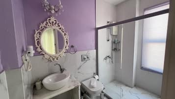 Habitación estándar | Baño | Ducha, artículos de higiene personal gratuitos y secador de pelo