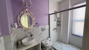 Habitación estándar | Baño | Regadera, amenidades de baño gratuitas, secadora de cabello, pantuflas 