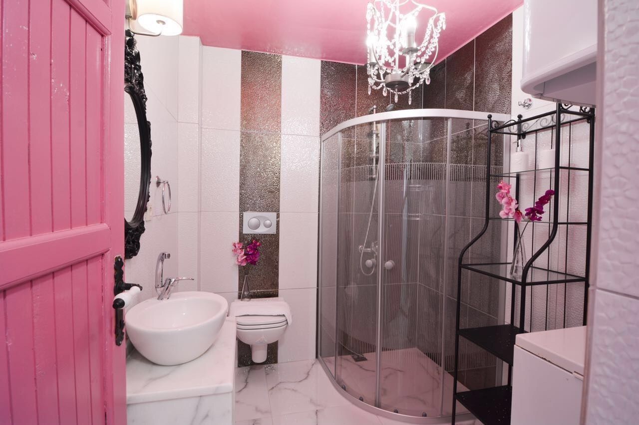 Superior Room | Bathroom | Shower, free toiletries, hair dryer, slippers