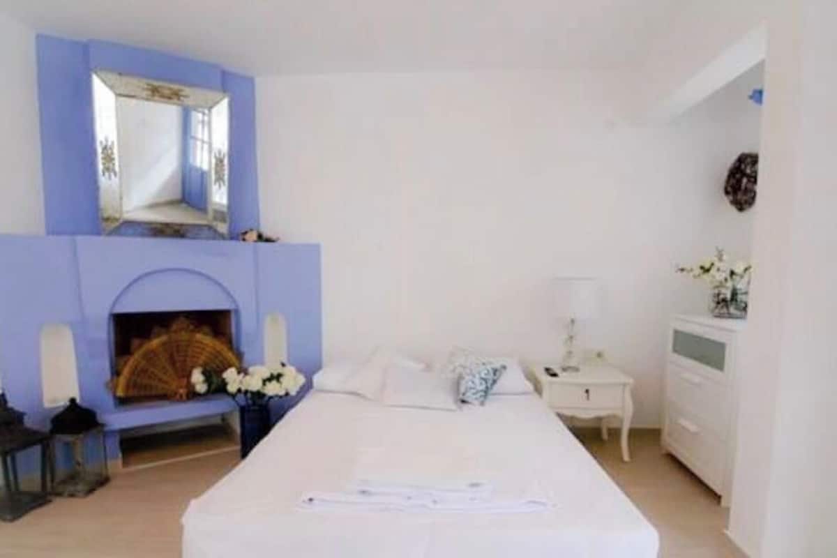 Habitación Deluxe | 1 dormitorio, minibar, escritorio y tabla de planchar con plancha