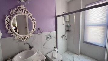 Habitación estándar | Baño | Ducha, artículos de higiene personal gratuitos y secador de pelo