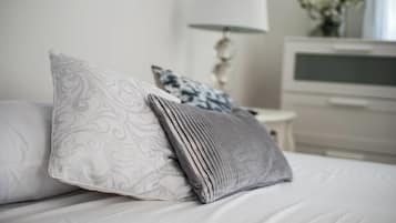 Kamar Deluks | Meja kerja, setrika/meja setrika, Wi-Fi gratis, dan seprai linen