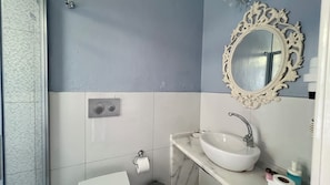 Deluxe kamer | Badkamer | Een douche, gratis toiletartikelen, een haardroger, pantoffels