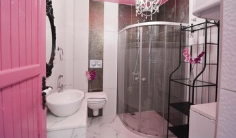 Quarto superior | Banheiro | Chuveiro, produtos de toalete grátis, secador de cabelo, chinelos