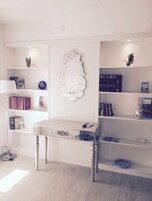 Deluxe-herbergi | Míníbar, skrifborð, straujárn/strauborð, ókeypis þráðlaus nettenging