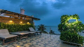 Terrassa amb gandules, un dipòsit d'aigua i vista al mar.