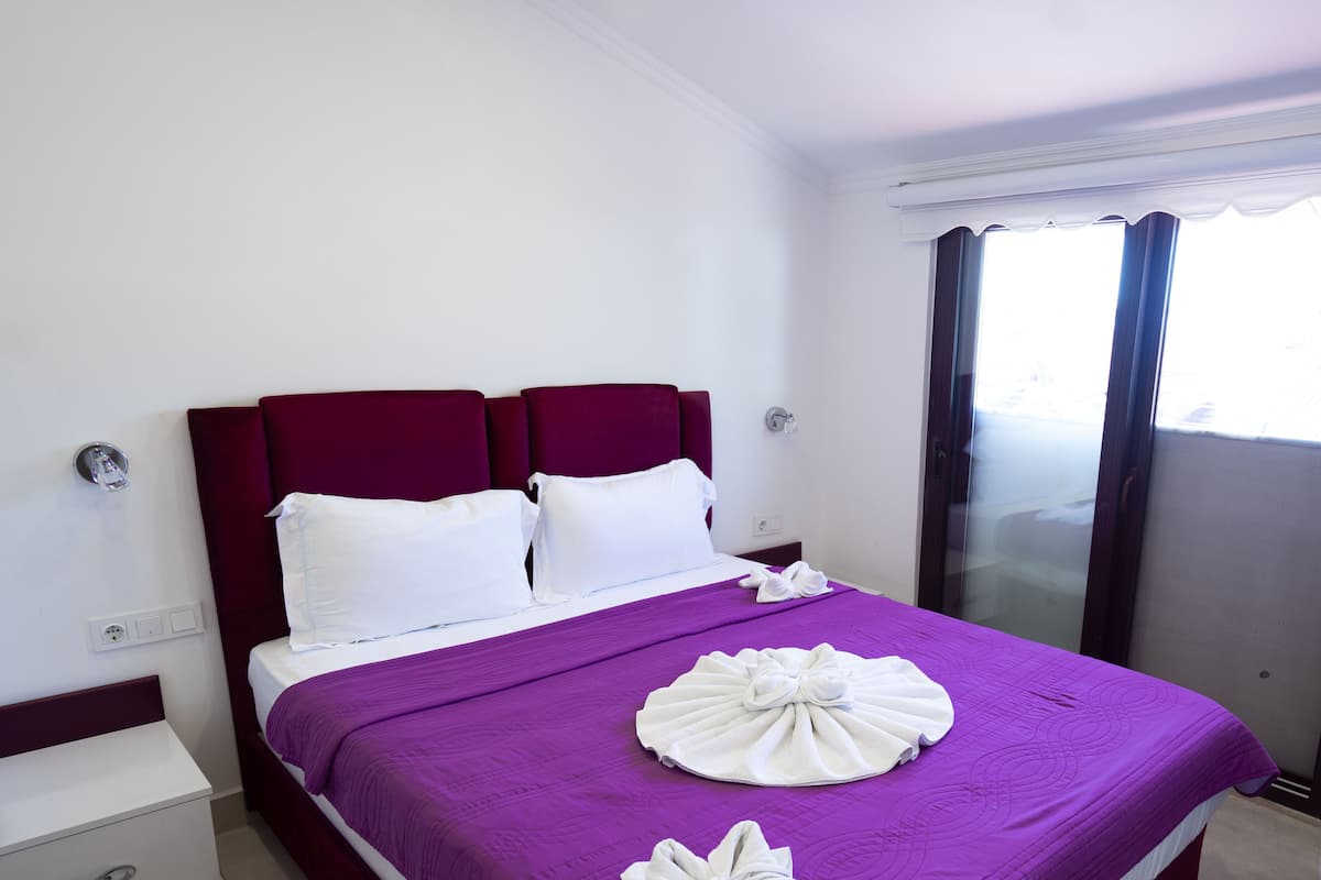 Premium bedding, minibar, laptop workspace, free WiFi