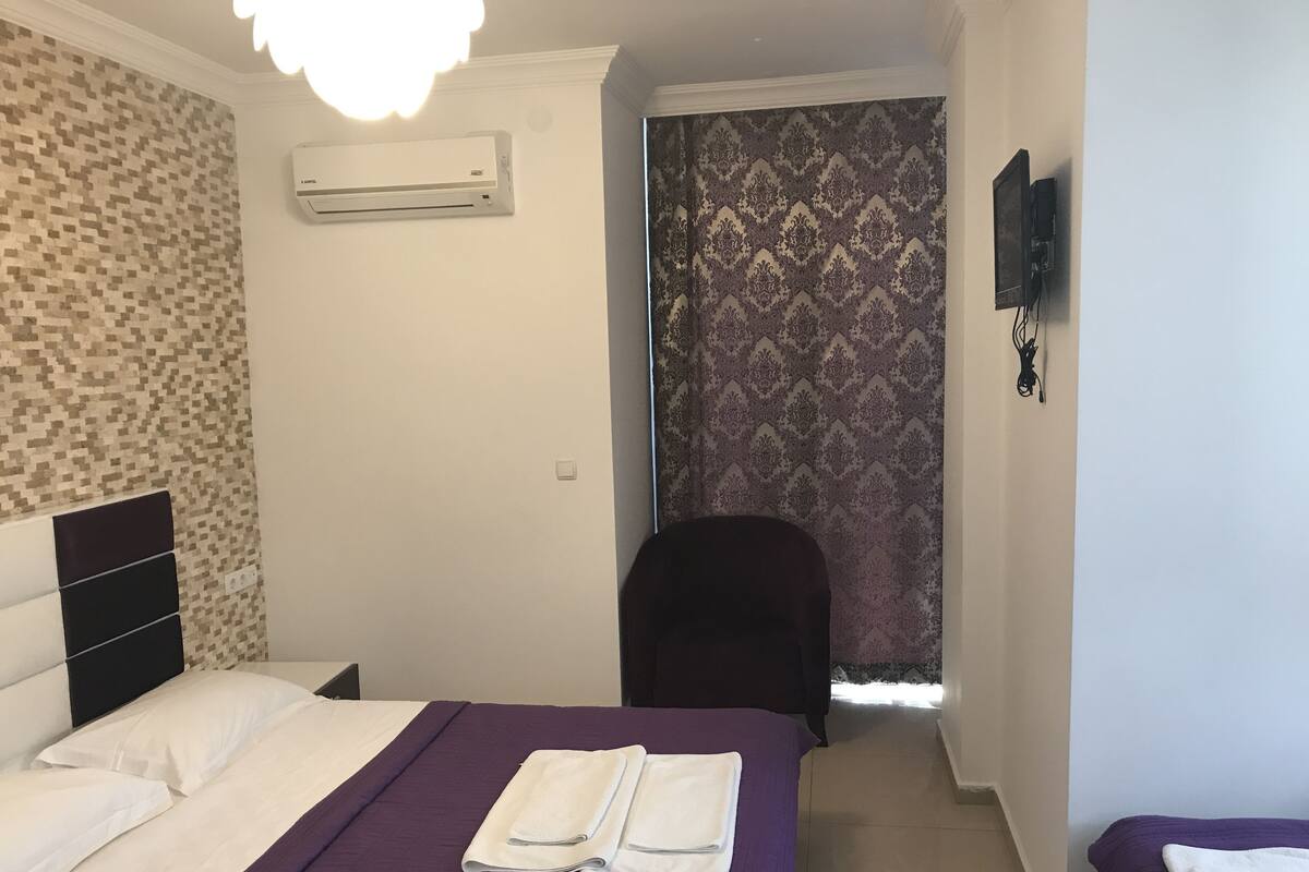 Standard-Dreibettzimmer | Hochwertige Bettwaren, Minibar, laptopgeeigneter Arbeitsplatz
