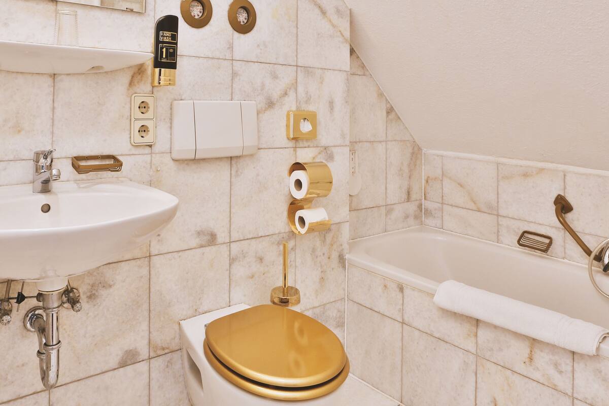 standard single room | bathroom | free toiletries, hair dryer, towels