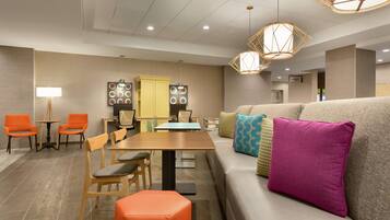 Suite estudio, 1 cama King size, para no fumadores | Baño | Amenidades de baño gratuitas, secadora de cabello, toallas, jabón