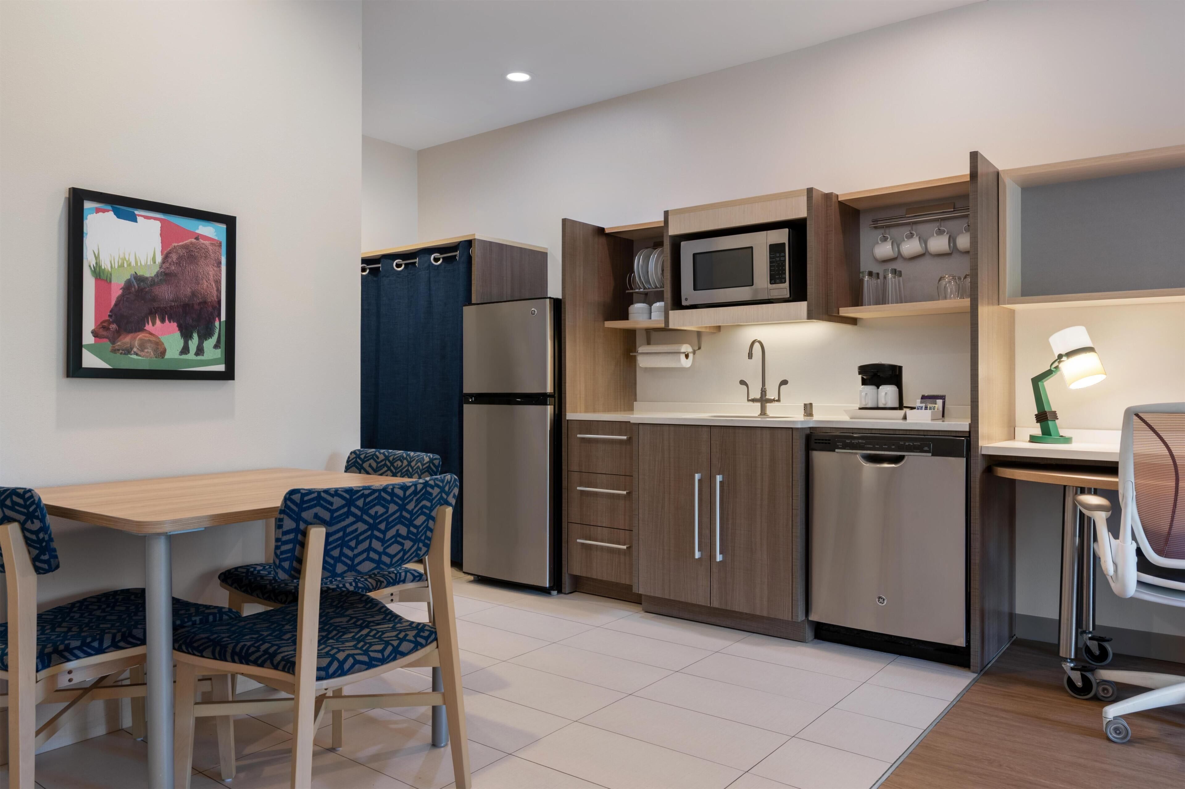 Suite, 1 chambre, non-fumeur | Cuisine privée | Réfrigérateur grande capacité avec congélateur, four à micro-ondes