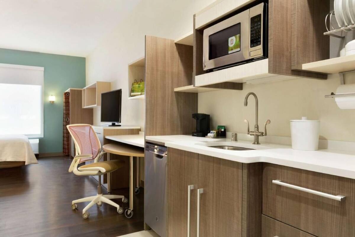 Private kitchen | Full-size fridge, microwave, dishwasher, coffee/tea maker
