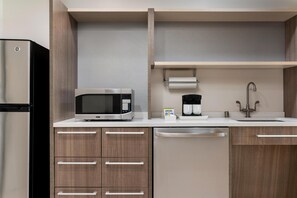 Full-size fridge, microwave, dishwasher, coffee/tea maker