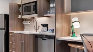 Full-size fridge, microwave, dishwasher, coffee/tea maker