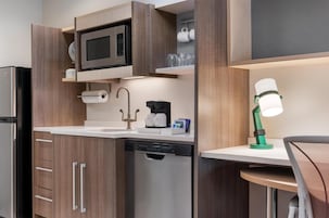 Coffee/tea maker, full-size fridge, microwave, dishwasher
