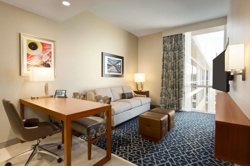 거실 공간 | 케이블 채널 시청이 가능한 49인치 평면 TV, TV, iPod 도킹 스테이션