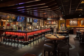 2 bars/lounges