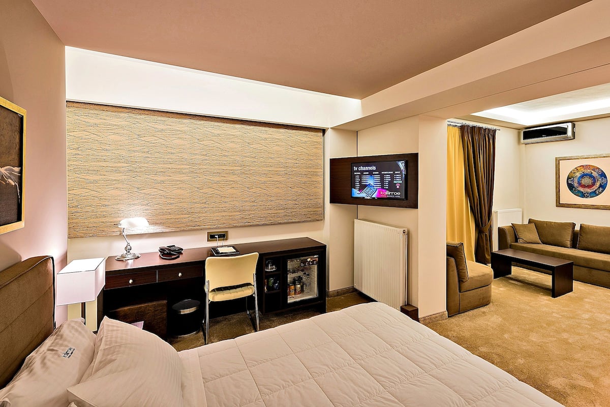 Junior Suite, Pool View | Minibar, in-room safe, desk, soundproofing