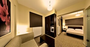 Kahden hengen comfort-huone (yksi tai kaksi sänkyä), 1 parisänky tai 2 yhden hengen sänkyä | Minibaari, tallelokero huoneessa, työpöytä, äänieristys