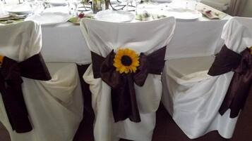 Breakfast, lunch, dinner served; local and international cuisine