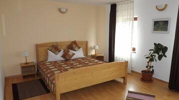 Desk, free rollaway beds, free WiFi, bed sheets