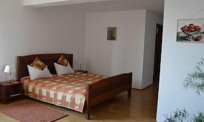Escrivaninha, camas extras/dobráveis, Wi-Fi de cortesia, roupa de cama