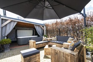 Cabaña Deluxe, 2 habitaciones | Tina de hidromasaje privada