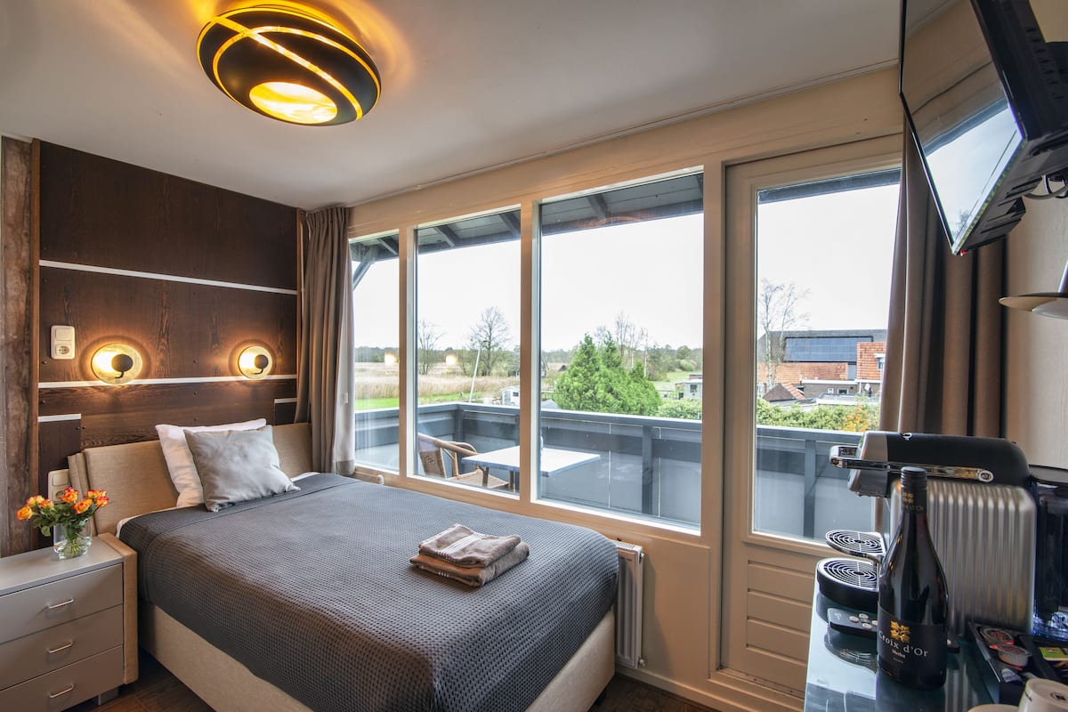 Premium bedding, in-room safe, desk, laptop workspace