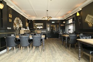 Desayuno continental (EUR 14.50 por persona) 