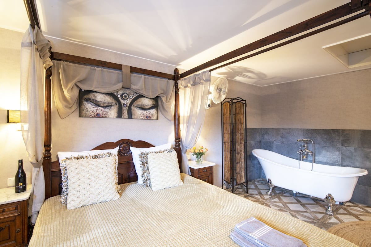 Premium bedding, in-room safe, desk, laptop workspace