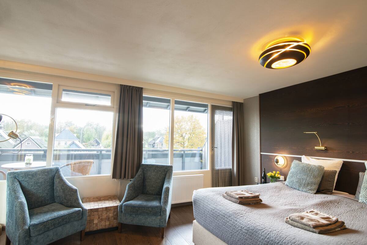 Premium bedding, in-room safe, desk, laptop workspace