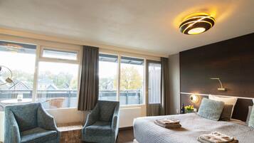 Comfort tweepersoonskamer | Luxe beddengoed, een kluis op de kamer, een bureau, een laptopwerkplek