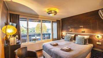 Standard Twin Room, Canal View | Premium bedding, in-room safe, desk, laptop workspace