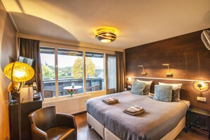 Habitación estándar con 2 camas individuales, vista al canal | Ropa de cama de alta calidad y caja de seguridad en la habitación 