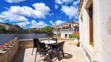 Suite Familiale, 2 chambres, balcon | Literie de qualité supérieure, minibar, coffres-forts dans les chambres