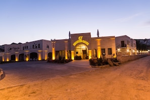 L’entrée d’un hôtel, avec une enseigne indiquant : « Empire Cave ».