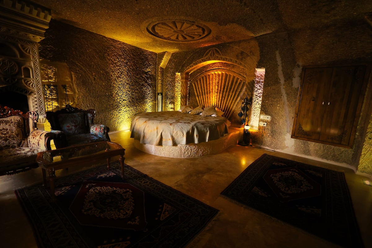 Empire Cave Suite | Luxe beddengoed, een minibar, een kluis op de kamer, geluiddichte muren