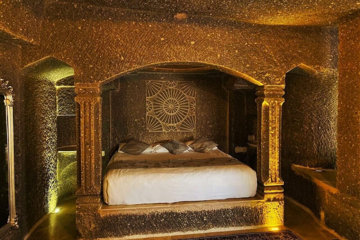 Sultan Cave Suite | Luxe beddengoed, een minibar, een kluis op de kamer, geluiddichte muren
