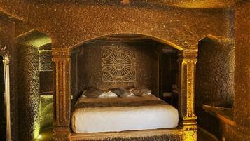 Sultan Cave Suite | Literie de qualité supérieure, minibar, coffres-forts dans les chambres