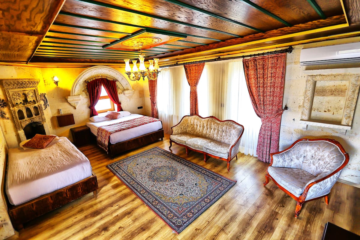 King Suite with Balcony | Luxe beddengoed, een minibar, een kluis op de kamer, geluiddichte muren