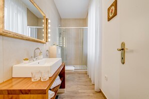 Superior Double Room, City View | Bathroom | Shower, free toiletries, hair dryer, towels - Deluxe Rooms Tramonto (Split)