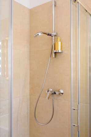 Shower, free toiletries, hair dryer, towels - Deluxe Rooms Tramonto (Split)