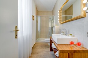 디럭스 더블룸, 시내 전망 | 욕실 | 샤워 시설, 무료 세면용품, 헤어드라이어, 타월