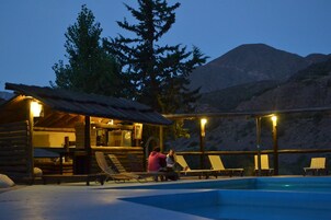 Una piscina al aire libre, sillones reclinables de piscina