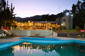 Hồ bơi ngoài trời, ghế dài tắm nắng 