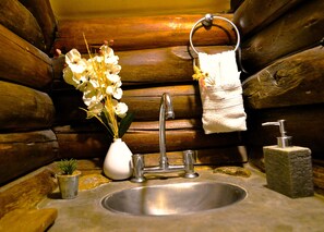 Cabin Deluxe | Phòng tắm | Buồng tắm vòi sen, máy sấy tóc, chậu vệ sinh/vòi rửa, khăn tắm 