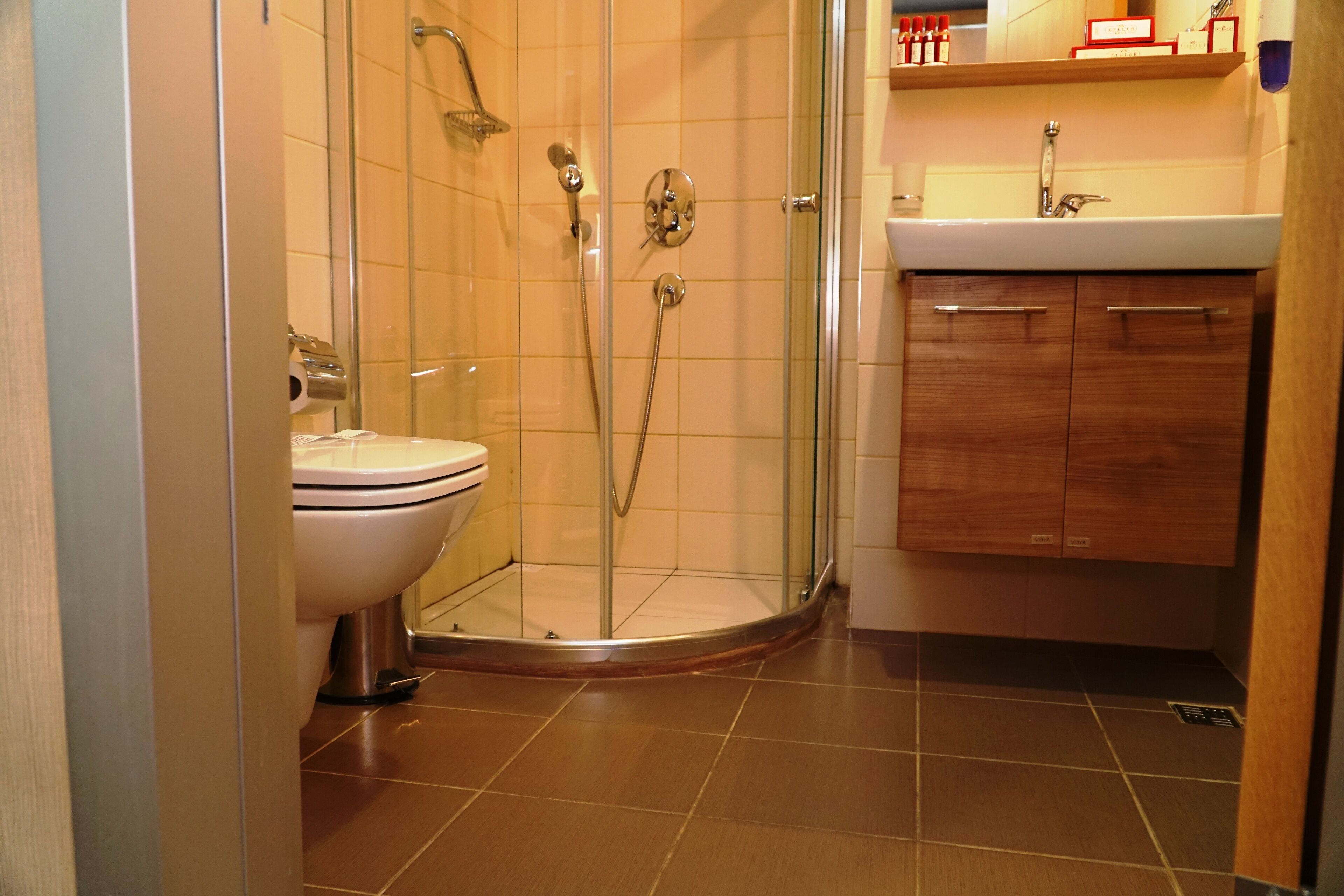 basic single room | bathroom | shower, free toiletries, hair dryer, slippers