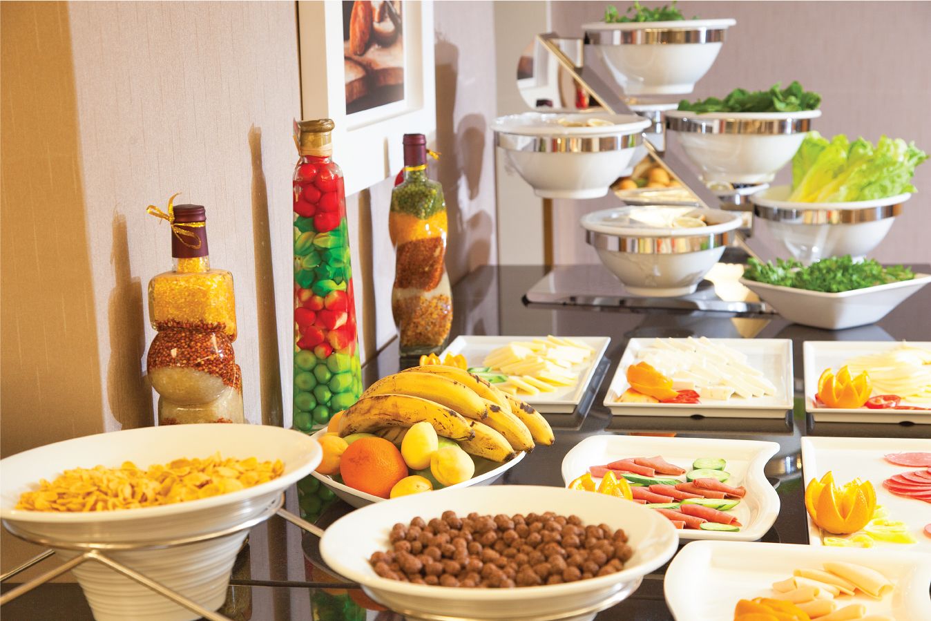 Un bufé con diversos alimentos, como frutas, verduras y salsas.
