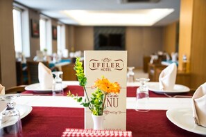 2 restaurantes; se sirven desayunos 