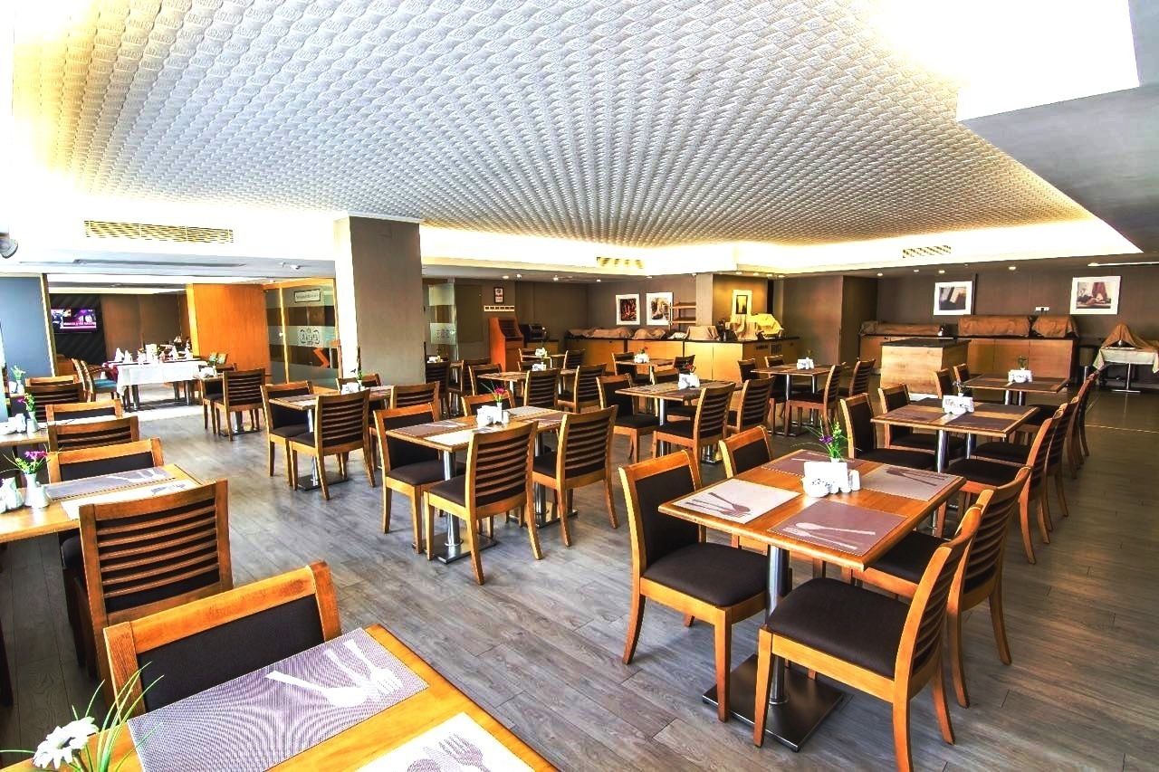 2 restaurants, breakfast served